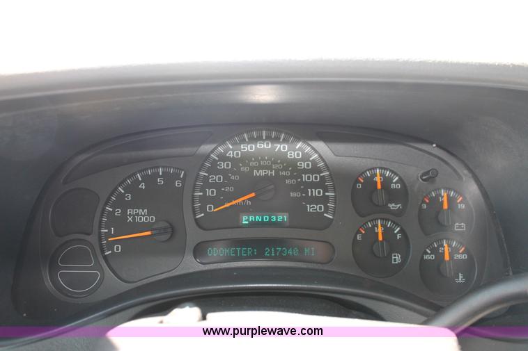 image for item K8836 2004 Chevrolet Suburban 1500 LT SUV