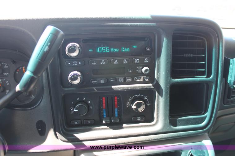 image for item K8836 2004 Chevrolet Suburban 1500 LT SUV