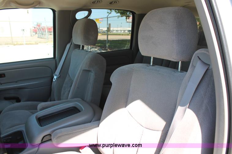 image for item K8836 2004 Chevrolet Suburban 1500 LT SUV