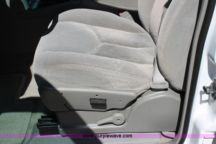 image for item K8836 2004 Chevrolet Suburban 1500 LT SUV