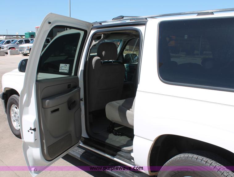 image for item K8836 2004 Chevrolet Suburban 1500 LT SUV