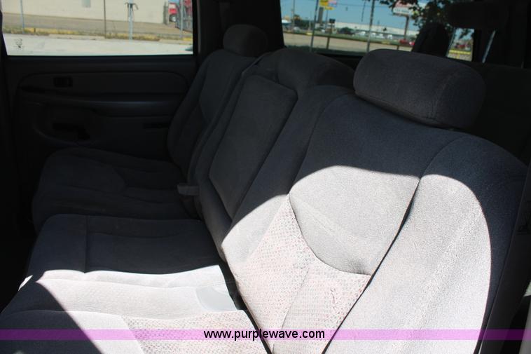 image for item K8836 2004 Chevrolet Suburban 1500 LT SUV