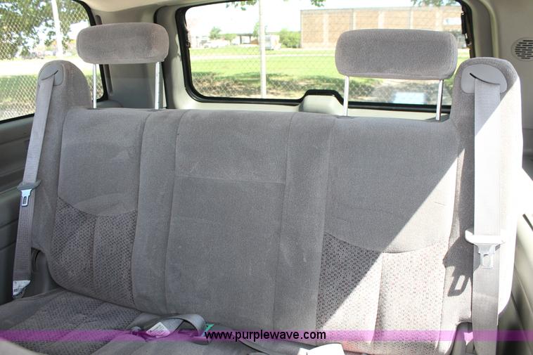 image for item K8836 2004 Chevrolet Suburban 1500 LT SUV