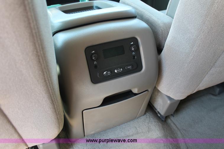 image for item K8836 2004 Chevrolet Suburban 1500 LT SUV