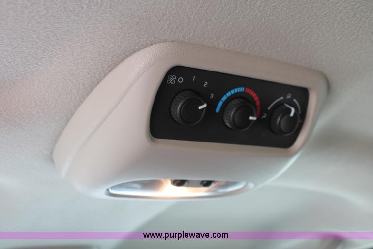 image for item K8836 2004 Chevrolet Suburban 1500 LT SUV