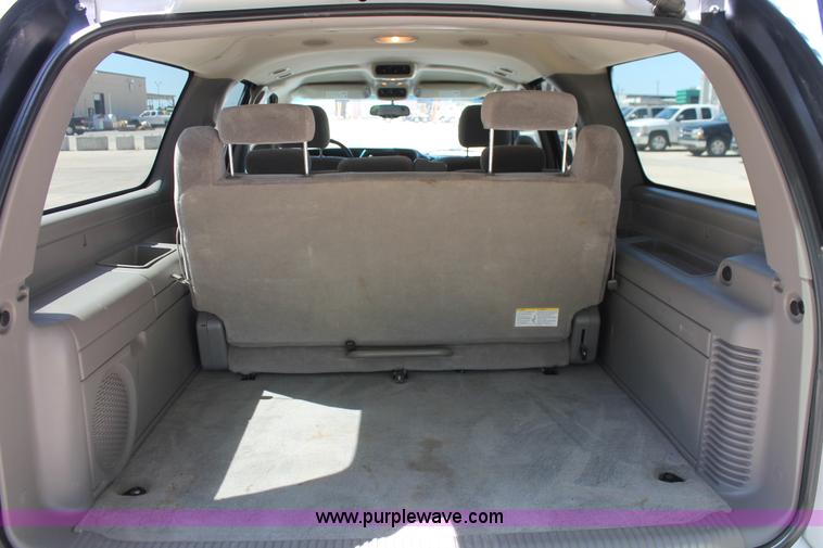image for item K8836 2004 Chevrolet Suburban 1500 LT SUV