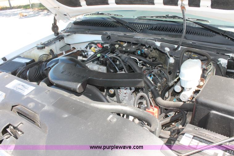 image for item K8836 2004 Chevrolet Suburban 1500 LT SUV