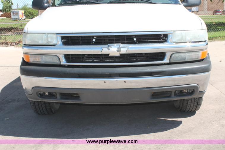 image for item K8836 2004 Chevrolet Suburban 1500 LT SUV