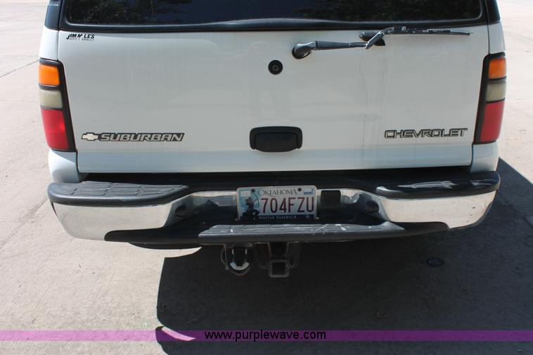 image for item K8836 2004 Chevrolet Suburban 1500 LT SUV