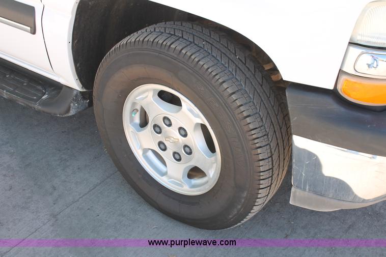 image for item K8836 2004 Chevrolet Suburban 1500 LT SUV
