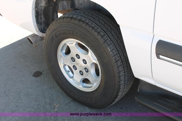 image for item K8836 2004 Chevrolet Suburban 1500 LT SUV