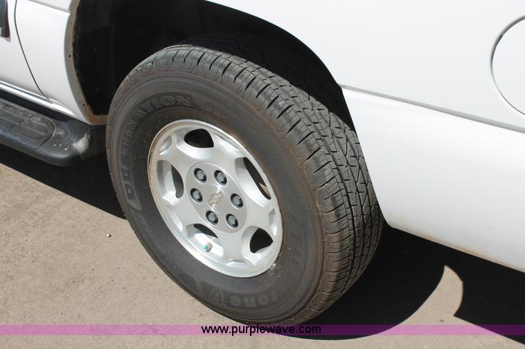 image for item K8836 2004 Chevrolet Suburban 1500 LT SUV