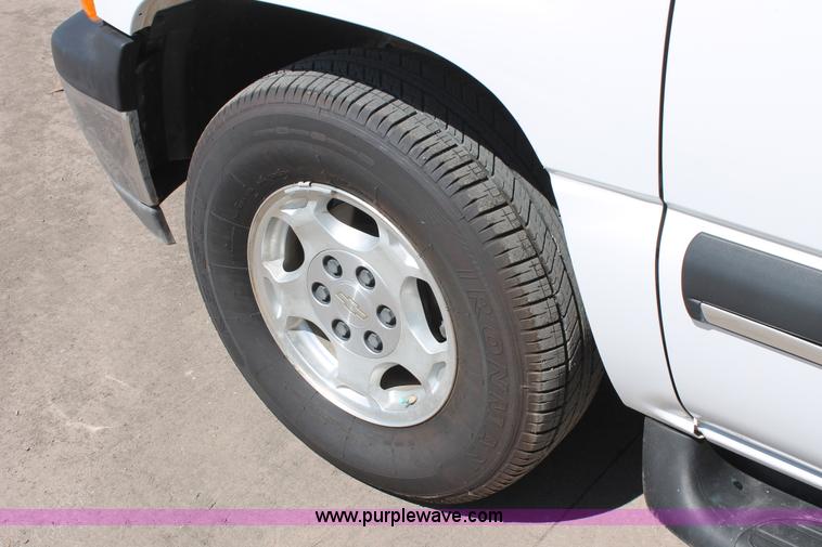 image for item K8836 2004 Chevrolet Suburban 1500 LT SUV