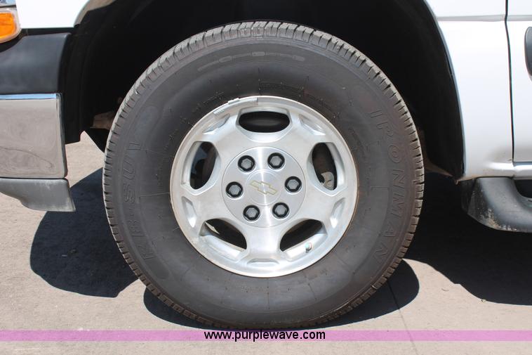 image for item K8836 2004 Chevrolet Suburban 1500 LT SUV