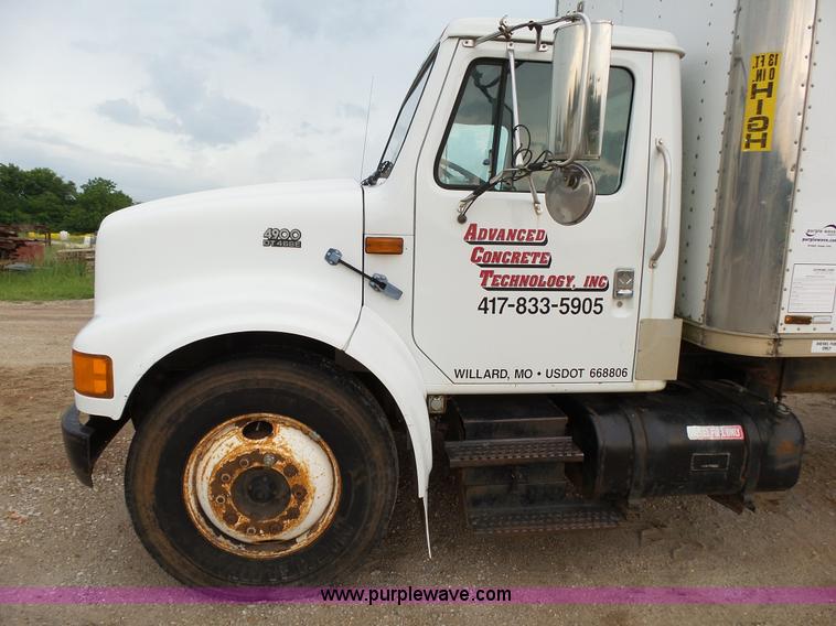 image for item L2048 1997 International 4900 box truck