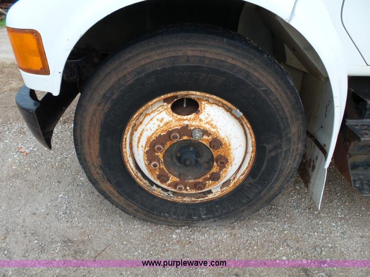 image for item L2048 1997 International 4900 box truck