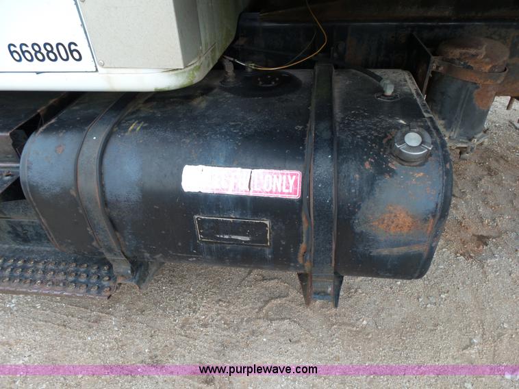 image for item L2048 1997 International 4900 box truck