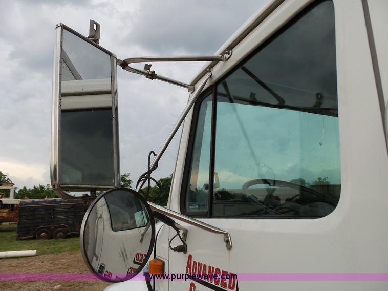 image for item L2048 1997 International 4900 box truck