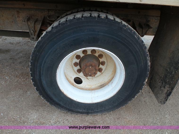 image for item L2048 1997 International 4900 box truck