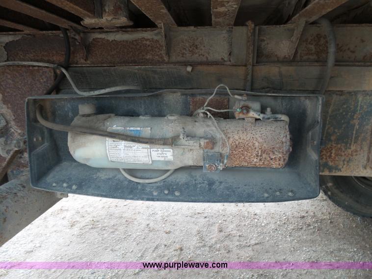 image for item L2048 1997 International 4900 box truck