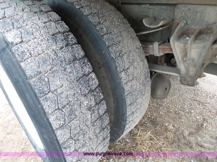 image for item L2048 1997 International 4900 box truck