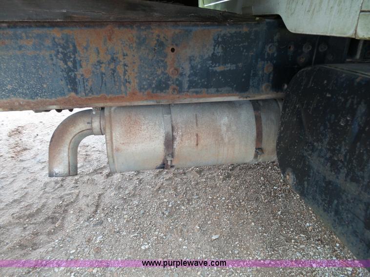 image for item L2048 1997 International 4900 box truck