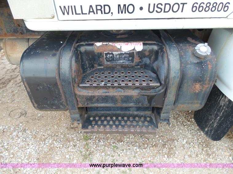 image for item L2048 1997 International 4900 box truck