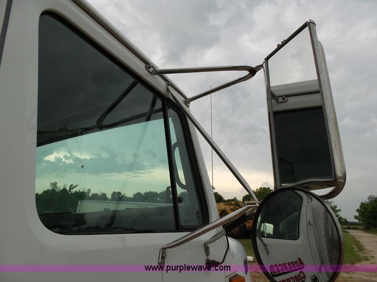 image for item L2048 1997 International 4900 box truck