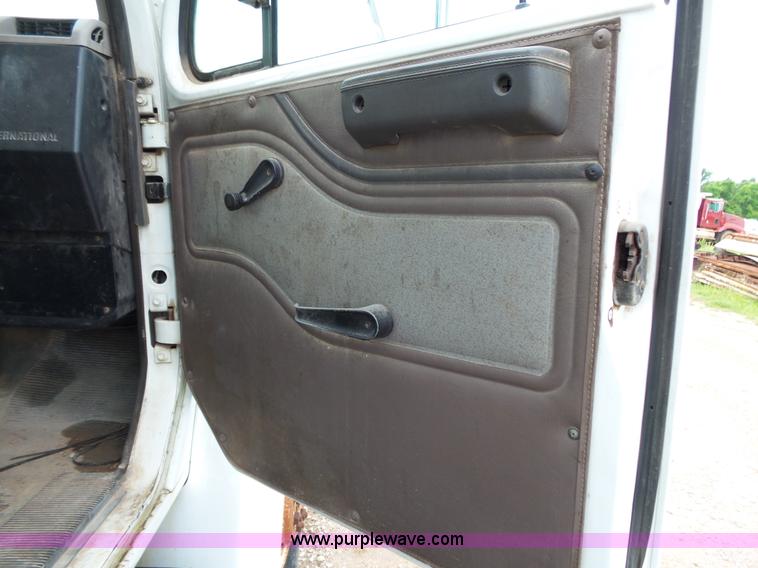 image for item L2048 1997 International 4900 box truck