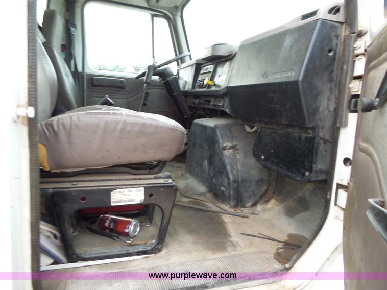 image for item L2048 1997 International 4900 box truck