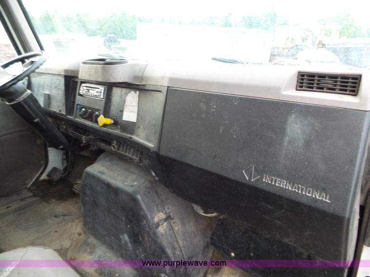 image for item L2048 1997 International 4900 box truck