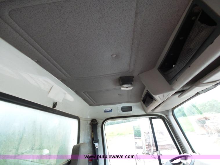 image for item L2048 1997 International 4900 box truck