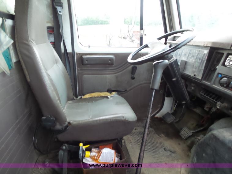 image for item L2048 1997 International 4900 box truck