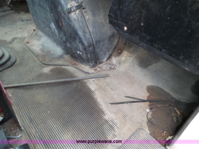 image for item L2048 1997 International 4900 box truck