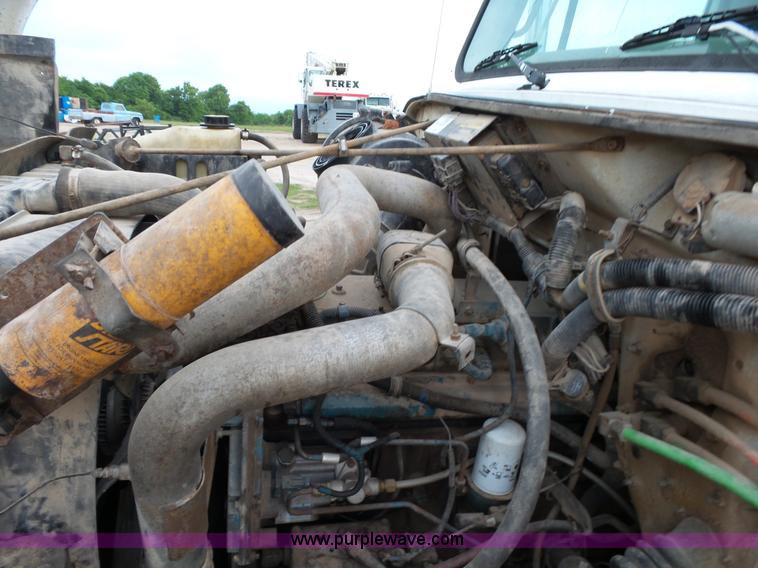 image for item L2048 1997 International 4900 box truck