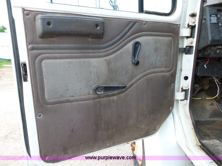 image for item L2048 1997 International 4900 box truck