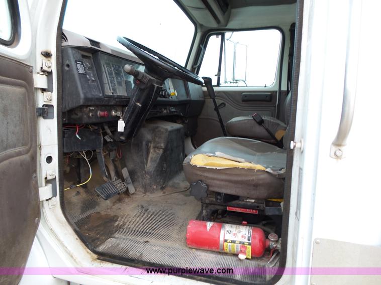 image for item L2048 1997 International 4900 box truck