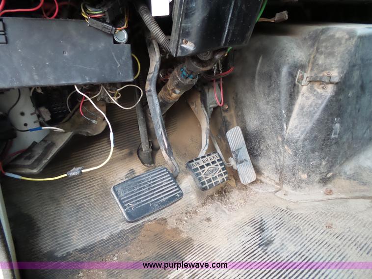 image for item L2048 1997 International 4900 box truck