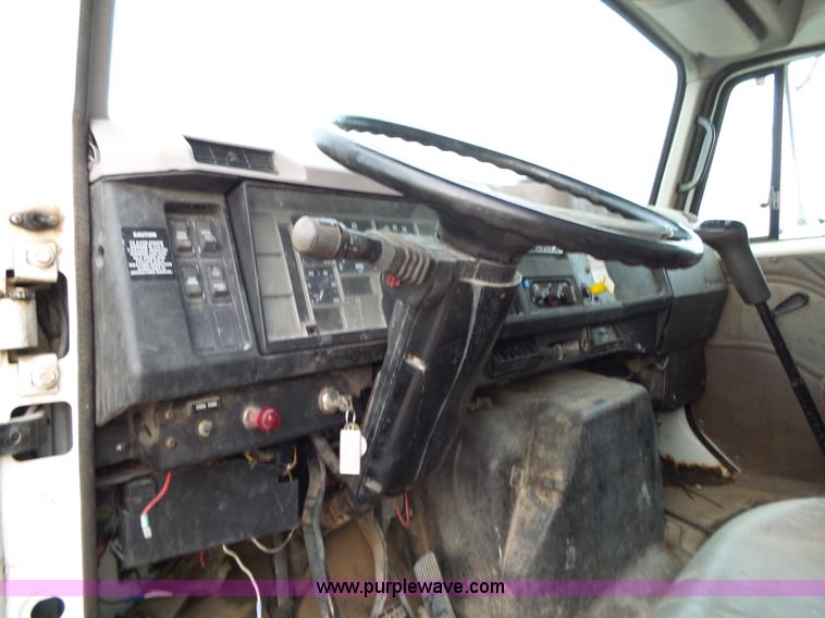 image for item L2048 1997 International 4900 box truck