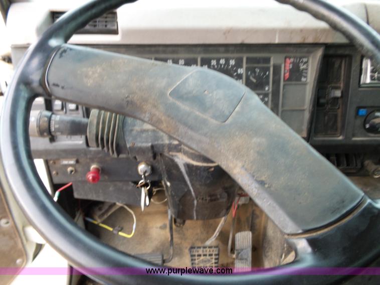 image for item L2048 1997 International 4900 box truck