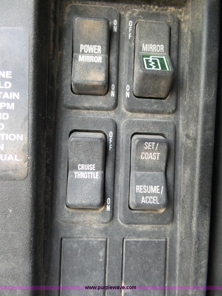 image for item L2048 1997 International 4900 box truck