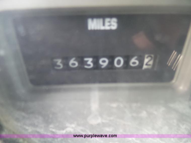 image for item L2048 1997 International 4900 box truck