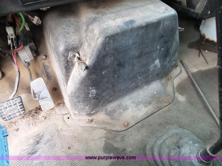 image for item L2048 1997 International 4900 box truck