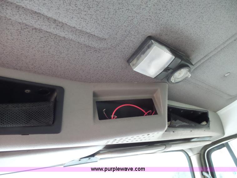 image for item L2048 1997 International 4900 box truck