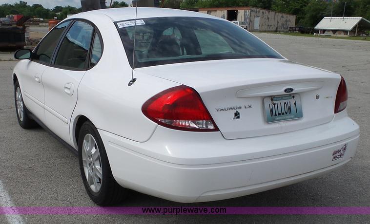 image for item L2055 2004 Ford Taurus