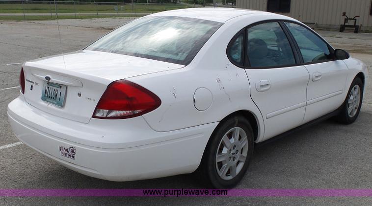 image for item L2055 2004 Ford Taurus