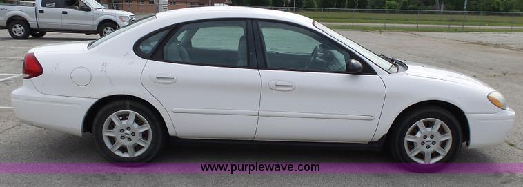 image for item L2055 2004 Ford Taurus