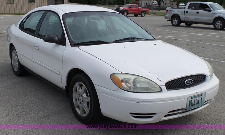 image for item L2055 2004 Ford Taurus