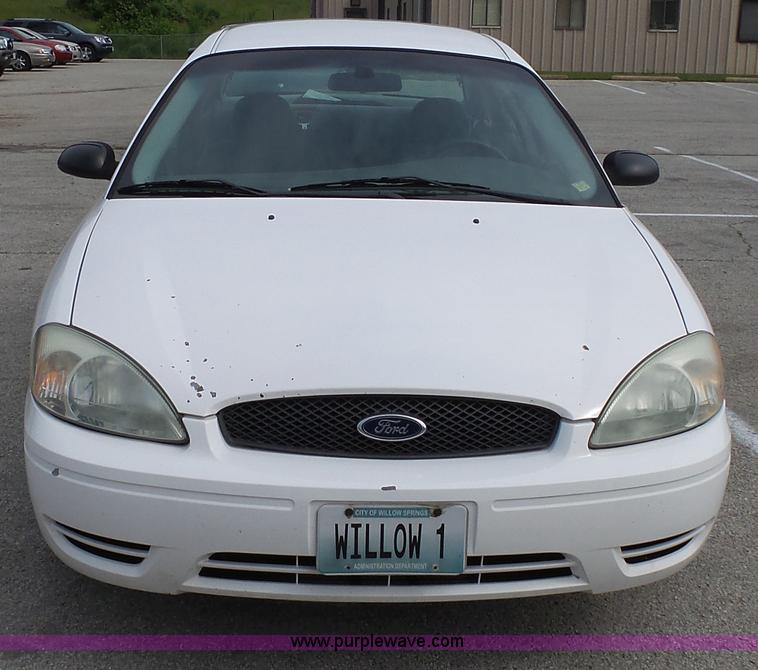 image for item L2055 2004 Ford Taurus