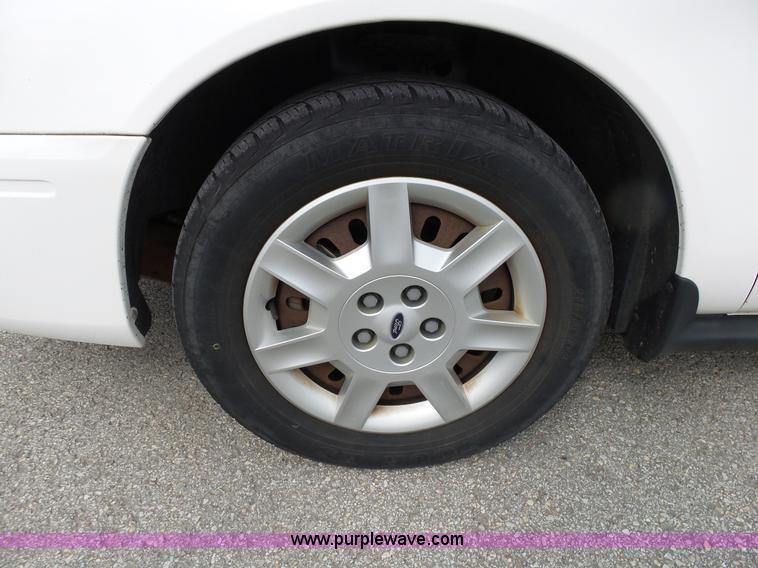 image for item L2055 2004 Ford Taurus